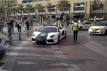 Cảnh sát Dubai 'cưỡi' Lamborghini săn tội phạm 