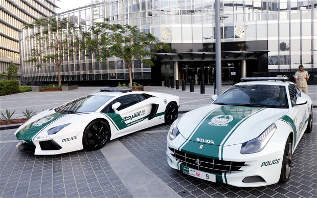 Cảnh sát Dubai tuần tra bằng xe sang Ferrari 