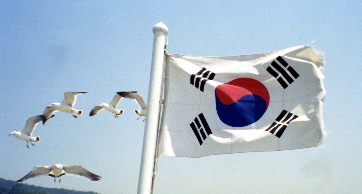 Truyền hình Triều Tiên nhắc đến quốc kỳ của Hàn Quốc, chúng ta hãy cùng nhìn lại lịch sử và sự thù hận giữa hai nước, và đây cũng là lúc để chúng ta hướng đến hòa bình và đoàn kết của các dân tộc. Hình ảnh quốc kỳ của Hàn Quốc được hiện thị trên Trung tâm đào tạo quân sự giữa hai đại diện Việt Nam và Hàn Quốc, hay truyền tải thông điệp rằng chỉ có sự cộng tác mới có thể giúp cho mọi người đạt được ước mơ của mình.