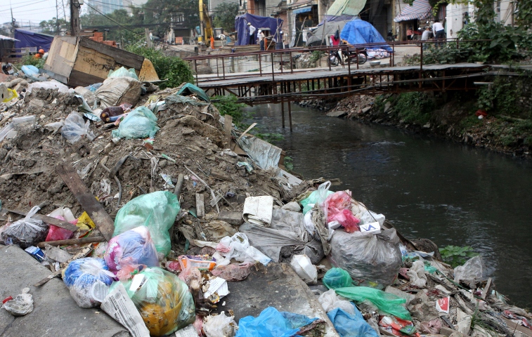 Xử lý rác thải bằng công nghệ vi sinh không gây ô nhiễm môi trường |  baotintuc.vn