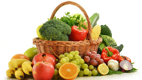 Cha mẹ nên tích cực bổ sung rau củ, hoa quả và thực phẩm giàu canxi vào thực đơn ăn uống hàng ngày của trẻ