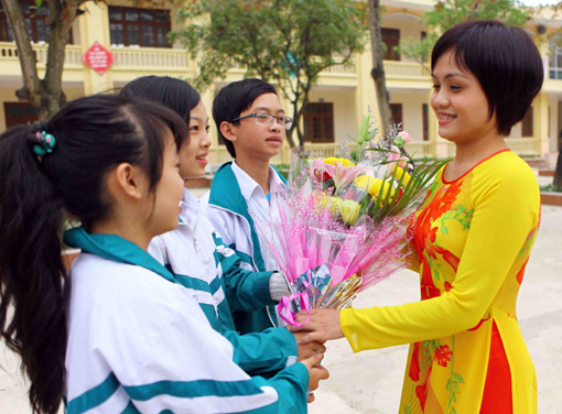 Ngày Nhà giáo: Ngày Nhà giáo Việt Nam - một ngày tôn vinh và tri ân những người đang dạy bảo chăm sóc cho các em học sinh. Hãy cùng nhìn lại những khoảnh khắc đầy ý nghĩa và nhiều cảm xúc của những người đam mê nghề giáo và cho rằng công việc này luôn đáng quý.