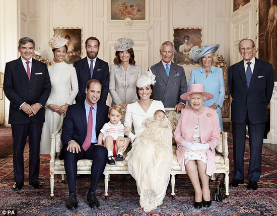 Hoàng gia Anh: Nhiếp ảnh gia tài ba đã ghi lại khoảnh khắc đẹp nhất của gia đình Hoàng gia Anh. Những hình ảnh ấn tượng với những nét chân dung trong trẻo và kĩ thuật chụp ảnh tuyệt vời sẽ gợi lên sự yêu mến và tôn trọng đối với Hoàng gia Anh. Đừng bỏ lỡ cơ hội để thưởng thức những bức ảnh đặc biệt này.