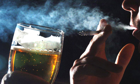 Hâm nóng bầu không khí với hình ảnh các bạn trẻ hút thuốc và uống bia tại những quán bar sôi động.