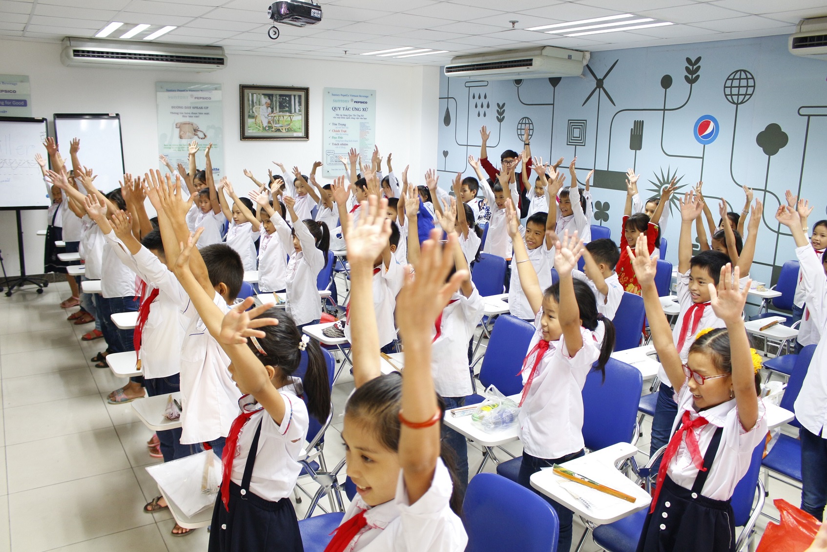 600 em học sinh tiểu học Hà Nội tìm hiểu về xử lý nước thải | baotintuc.vn