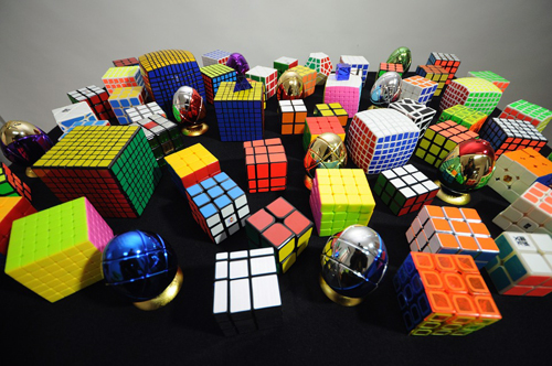 Sticker Rubik hay Stickerless? Cái nào tốt hơn, đáng để mua hơn? H2 Rubik  Shop