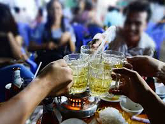 Nhậu - Hình ảnh vô cùng cuốn hút với những ly bia và các món ăn đặc trưng của văn hóa ẩm thực Việt Nam. Nét đặc trưng riêng của nhậu cả là sự gắn kết và đoàn kết. Hãy cùng nhau xem hình ảnh để cảm nhận những giây phút thư giản và vui vẻ bên bạn bè và gia đình.