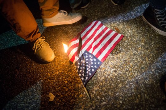 Lệnh đốt cờ Mỹ: Năm 2024, bức ảnh Lệnh đốt cờ Mỹ gợi lên những cảm xúc mãnh liệt về lòng yêu nước và lòng dũng cảm, táo bạo của những người lính Mỹ. Đó là hình ảnh đầy kiêu hãnh, đầy nghĩa cử mà mỗi chúng ta cần phải thấm nhuần và ghi nhớ, để tôn kính các anh hùng đã hy sinh để bảo vệ quê hương.