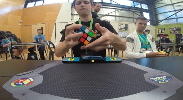Phá kỷ lục thế giới, giải Rubik trong không đầy 5 giây! ( https://baotintuc.vn › Thế giới ) 