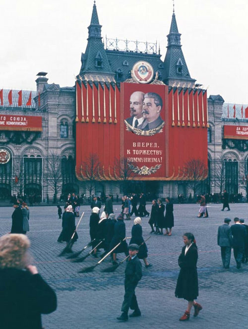 Liên Xô: Hãy đến với hình ảnh Liên Xô để được tận mắt chứng kiến vẻ đẹp của vùng đất này. Khám phá lịch sử và văn hóa của Liên Xô, trải nghiệm cuộc sống nhộn nhịp của người dân địa phương và khám phá các danh thắng nổi tiếng như Cung điện Kremlin hay cầu Charles,.. Bạn sẽ không thể rời mắt khỏi những hình ảnh đẹp như mơ này!
