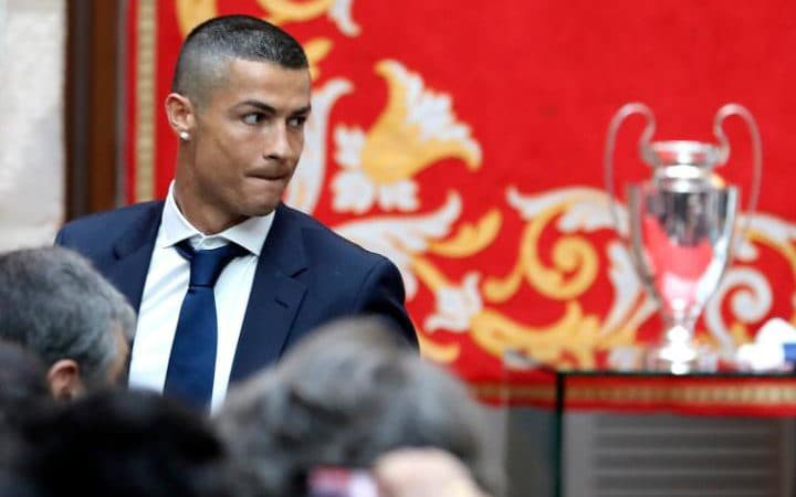 Cristiano Ronaldo là một trong những cầu thủ bóng đá lừng danh nhất thế giới và từng là đại sứ thương hiệu cho nhiều thương hiệu lớn. Những hình ảnh liên quan đến anh ấy không chỉ đơn thuần là cầu thủ bóng đá mà còn là biểu tượng thể thao và thời trang.