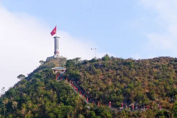 Cột cờ Lũng Cú Rồng nổi tiếng là một trong những địa điểm du lịch hấp dẫn tại Việt Nam. Năm 2024, cột cờ này tiếp tục được đánh giá là một địa điểm nên ghé thăm khi đến Hà Giang, với khung cảnh đầy ngoạn mục và lịch sử sâu sắc của dân tộc. Những chuyến đi dã ngoại tại Lũng Cú sẽ đem lại cho du khách trải nghiệm đáng nhớ.