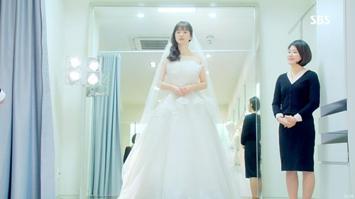 Min diện đầm 50 triệu đồng 'đụng hàng' váy cưới Song Hye Kyo, ai đẹp hơn ai?