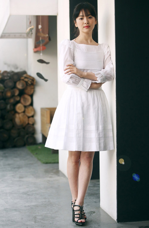 Song Hye Kyo diện đầm trắng tinh khôi đẹp xuất thần khi sánh đôi 'tình tin  đồn' kém 16 tuổi