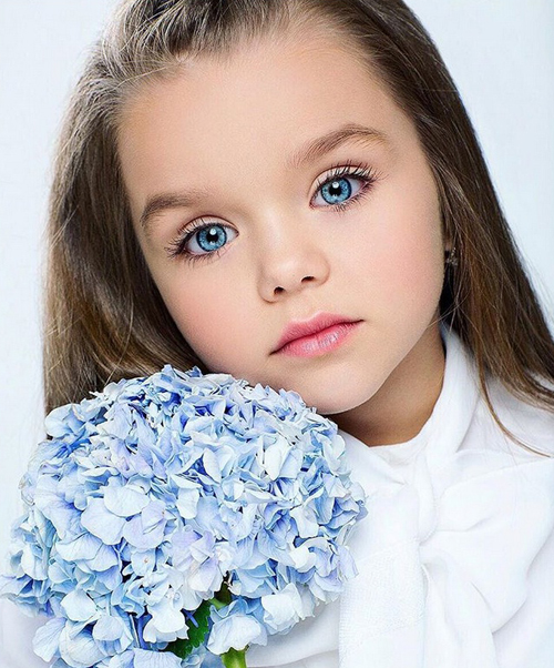 Hình ảnh của bé gái Nga xinh đẹp nhất chắc chắn sẽ khiến bạn say mê. Bức ảnh này tạo ra sự kết hợp tuyệt đẹp giữa nét đẹp đa dạng của Nga và vẻ đẹp tinh tế của bé gái. Đây là một tác phẩm nghệ thuật đáng để bạn xem và trầm trồ ngưỡng mộ.