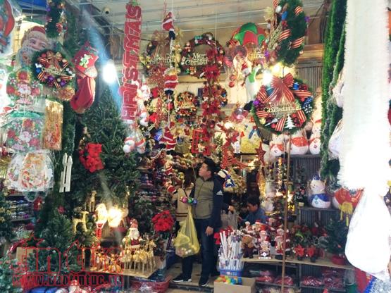 Đồ trang trí Giáng sinh giá tiền triệu vẫn hút khách | baotintuc.vn