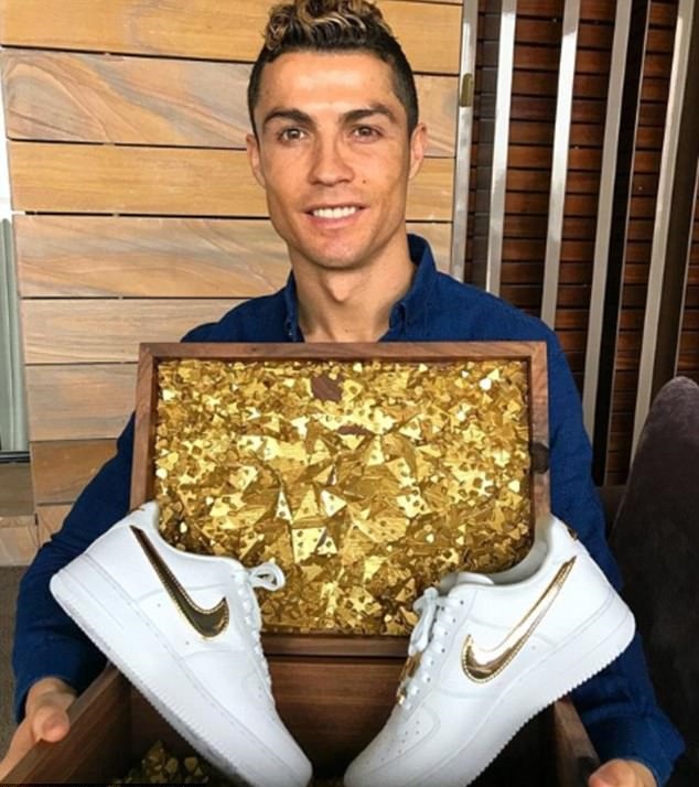 Ronaldo khoe quà ý nghĩa từ Al Nassr suýt về Tottenham sát cánh Kane