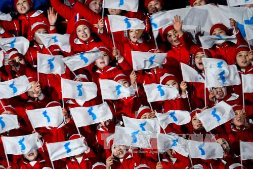 Bạn đã từng muốn tìm hiểu về lịch sử lá cờ Thống nhất Triều Tiên? Đó là biểu tượng đầy ý nghĩa cho sự đoàn kết và hòa bình giữa hai miền Triều Tiên. Hiện nay, sau khi chính trị gia các nước đạt được những thỏa thuận định hướng tới hòa bình và thống nhất, lá cờ Thống nhất đang được tung bay vô cùng trang trọng. Hãy cùng xem hình ảnh này và cảm nhận tinh thần đoàn kết của dân tộc Triều Tiên.