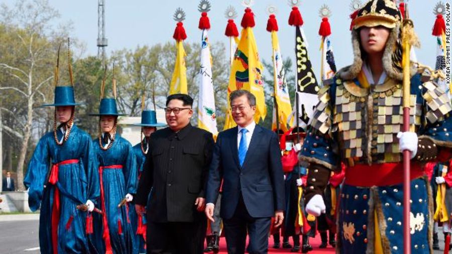 Khi bắt đầu đàm phán, ông Kim Jong-un nói với ông Moon Jae-in rằng họ nên gặp nhau thường xuyên hơn. Ông nói: “Khi tôi đi bộ qua đây, tôi đã nghĩ, tại sao tới đây lại khó khăn thế? Vạch chia cắt thậm chí còn không đến mức cao quá. Quá dễ để bước qua vạch đó nhưng chúng tôi đã mất tới 11 năm để tới đây”.

Ông Kim Jong-un cũng tiết lộ rằng ông đã mang theo một món quà ăn được dành cho ông Moon Jae-in. Đó là món mỳ lạnh của Bình Nhưỡng.