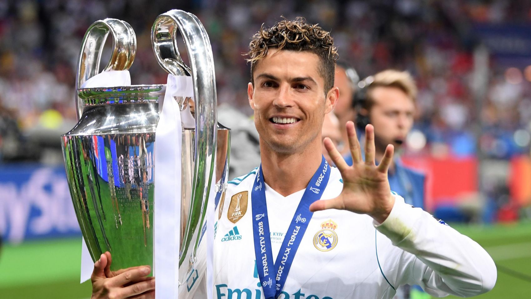 Xem ngay Hình ảnh Ronaldo cầm cúp đầy hào hứng và phấn khích