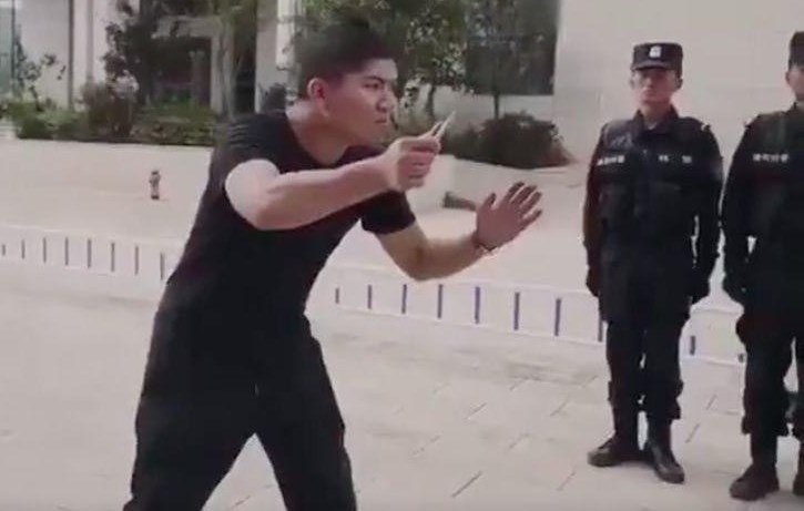Cảnh sát Trung Quốc: Xem hình ảnh này để hiểu rõ hơn về cảnh sát Trung Quốc và công việc khó khăn của họ trong việc bảo vệ an ninh đất nước.
