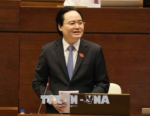 Phát biểu đầu phiên chất vấn, Bộ trưởng Phùng Xuân Nhạ cho biết, giáo dục và đào tạo là vấn đề liên quan đến mọi người, mọi nhà, đến tương lai đất nước. Đây là lĩnh vực rộng lớn, cần có thời gian mới phát huy được những kết quả của đổi mới. Thời gian qua ngành còn nhiều hạn chế, thiếu sót, còn vấn đề tồn tại, trong đó có nhiều vấn đề gây bức xúc cho nhân dân, có nhiều việc chưa đạt kỳ vọng của Quốc hội, cử tri và nhân dân. Với trách nhiệm người đứng đầu ngành, Bộ trưởng khẳng định 