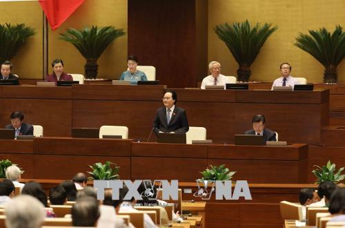Liên quan đến con số 200.000 cử nhân thất nghiệp, Bộ trưởng Phùng Xuân Nhạ cho biết: Không nên chỉ quan tâm con số thất nghiệp mà phải giải quyết câu chuyện này từ việc nâng cao chất lượng đào tạo. Chất lượng phải đạt chuẩn quốc tế và có thị trường lao động.

Vừa rồi Bộ đã có cơ chế cho một số ngành như công nghệ thông tin, du lịch được đào tạo theo cơ chế thị trường, tức là doanh nghiệp (DN) cùng tham gia vào đào tạo. Bộ chú trọng giải pháp nâng cao chất lượng đào tạo để giảm thất nghiệp. Từng trường ĐH phải chủ động nghiên cứu thị trường trước khi mở ngành đào tạo.

