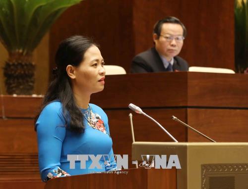 Trả lời đại biểu Nguyễn Thị Thu Dung (Thái Bình) về phân luồng trong giáo dục hướng nghiệp, Bộ trưởng Phùng Xuân Nhạ khẳng định đây không phải vấn đề mới, nhưng thời gian qua kết quả thực hiện chưa tốt. Nguyên nhân nhiều nhưng trước hết từ nhìn nhận từ ngành giáo dục thì hiện chương trình giáo dục hướng nghiệp chưa rõ ràng trong phân luồng. Trong tháng 5, Bộ GD&ĐT đã phối hợp với Bộ LĐTB&XH tham mưu cho Chính phủ ban hành Nghị định về giáo dục hướng nghiệp và định hướng phân luồng học sinh trong giáo dục phổ thông. 