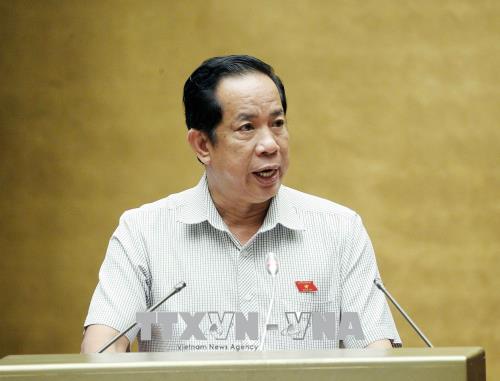 Đại biểu Đặng Thuần Phong (Bến Tre) tranh luận: “Hiện nay, đầu tư cho bậc mầm non thấp nhất trong ngành giáo dục. Tỷ lệ gia đình phải đóng góp trong bậc học này là cao nhất so với các bậc học khác. Các bức xúc của dư luận trong bậc học này lại rất lớn.”