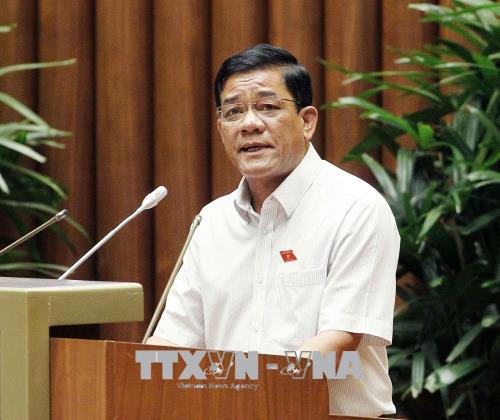 Đại biểu K'Nhiễu (Lâm Đồng) nêu thực trạng vấn đề cử tuyển bộc lộ nhiều hạn chế. Trả lời vấn đề này, Bộ trưởng Phùng Xuân Nhạ cho biết, cử tuyển là chính sách được Đảng, Nhà nước rất quan tâm. Cách đây 5-7 năm thì chính sách này phát huy tác dụng cao, vì sau khi cử con em đi học về thì được bố trí việc làm. Tuy nhiên, gần đây, cử tuyển có vấn đề, nhiều cháu đi học về không bố trí được việc làm. Bộ trưởng cho biết, thực hiện chỉ đạo của Quốc hội từ kỳ họp trước, ngành đã tiến hành khảo sát các đối tượng chương trình 30a và những vùng khó khăn...; và cũng sẽ đưa vào Luật Giáo dục lần này, bên cạnh đó rà soát đúng đối tượng cử tuyển.
