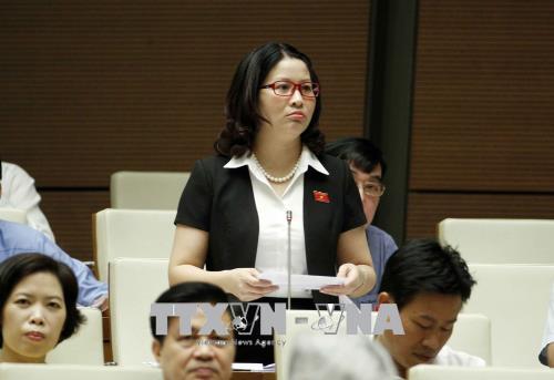Phiên chất vấn sáng nay đã thu hút sự quan tâm đặc biệt của các đại biểu Quốc hội. Vào 10 giờ 30, Chủ tịch Quốc hội Nguyễn Thị Kim Ngân cho biết còn 66 đại biểu chờ chất vấn, 8 đại biểu chờ tranh luận. Vì thế, đề nghị các đại biểu hỏi ngắn gọn, rõ ý, hỏi không nhanh quá để Bộ trưởng có thể nghe rõ.

