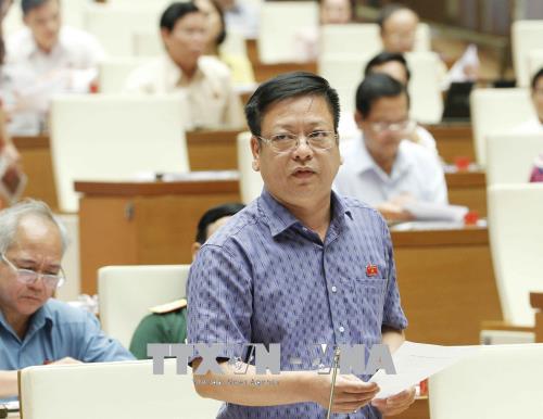 Đến 10g46 vẫn còn rất nhiều đại biểu đang chờ chất vấn Bộ trưởng Phùng Xuân Nhạ. Chủ tịch Quốc hội nhắc các đại biểu chỉ hỏi 1 câu thôi vì còn trên 60 đại biểu nữa đang chờ chất vấn.

