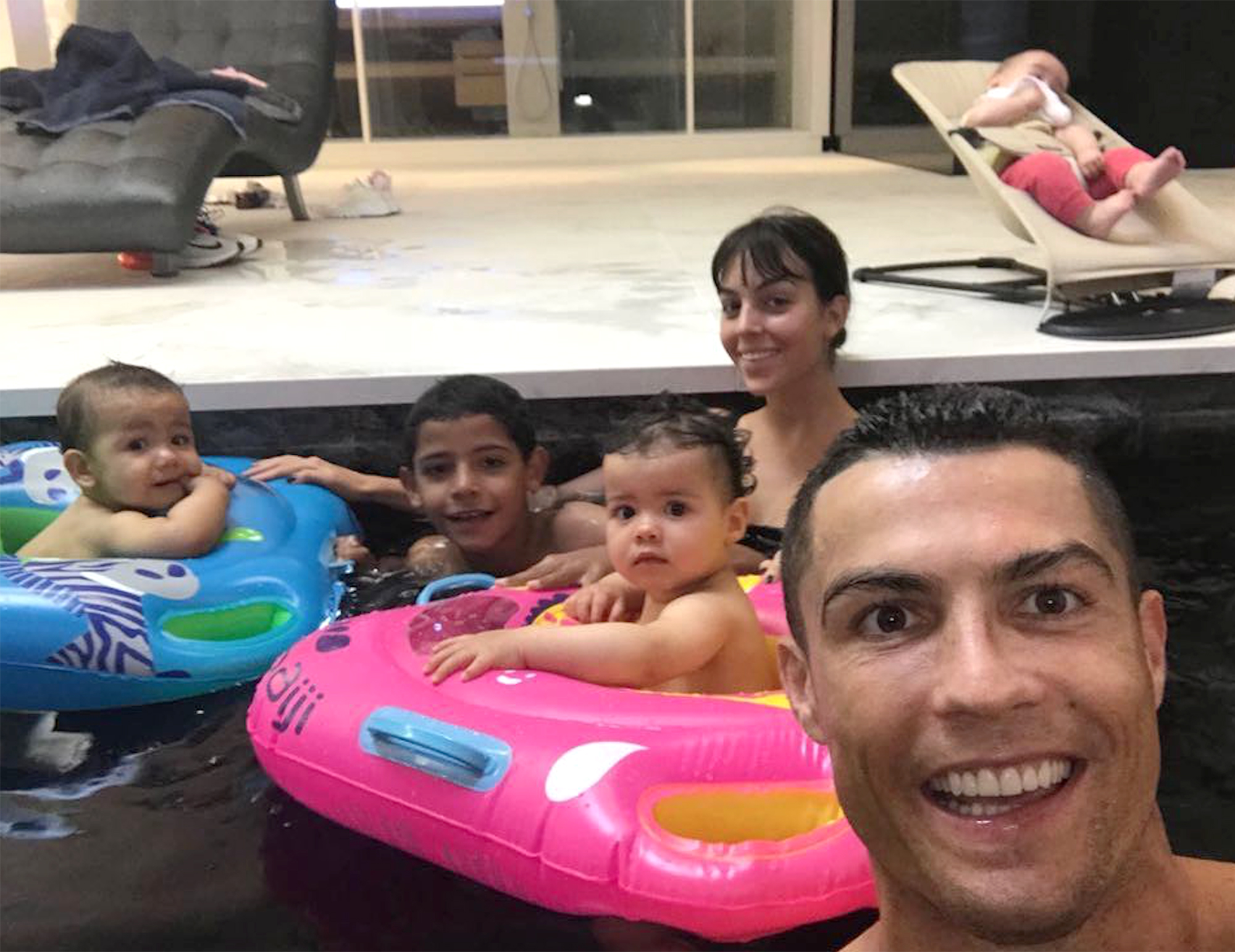 Ronaldo chúc mừng sinh nhật JLo bằng cái ôm chặt cứng  VTVVN