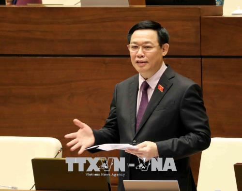 Với quản lý các cửa hàng bán thuốc, Phó Thủ tướng cho biết chúng ta tăng cường quản lý chất lượng và quy trình bán thuốc. Thủ tướng đã chỉ đạo thí điểm từ đầu năm 2017 kết nối quản lý giá thuốc bằng công nghệ thông tin từ bệnh viện tới nhà nước ở nhiều địa phương như Phú Thọ, Hưng Yên… sau đó sẽ có đánh giá  và triển khai trên toàn quốc. Thủ tướng cũng chỉ đạo chống gian lận thương mại trong lĩnh vực thuốc để  đảm bảo chất lượng và giảm giá thuốc.