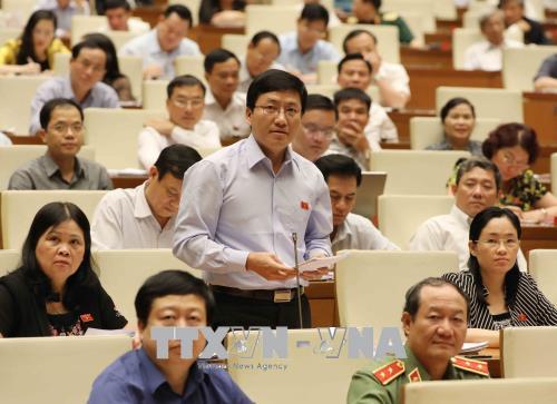  Đại biểu Mùa A Vàng (Điện Biên) chất vấn Phó thủ tướng về tình trạng quản lý giá thuốc, thuốc giả, thuốc kém chất lượng  và giải pháp của Chính phủ
Phó thủ tướng cho biết, tỉ lệ thuốc giả thế giới khoảng 10% , của Việt Nam chỉ 2,1%. Nhưng thời gian qua có một số vụ việc nghiêm trọng như vụ thuốc ung thư giả. Chính phủ chỉ đạo xử lý nghiêm sai phạm. Về tăng cường quản lý nhà nước, Bộ Y tế đã tổ chức đấu thầu thuốc tập trung tại Bộ Y tế và Bảo hiểm xã hội, cùng với đấu thầu ở các tỉnh. Việc đấu thầu giúp quản lý chất lượng, giảm giá thuốc từ 15 -20%, trong đó thuốc biệt dược cũng giảm giá 12 – 14%.