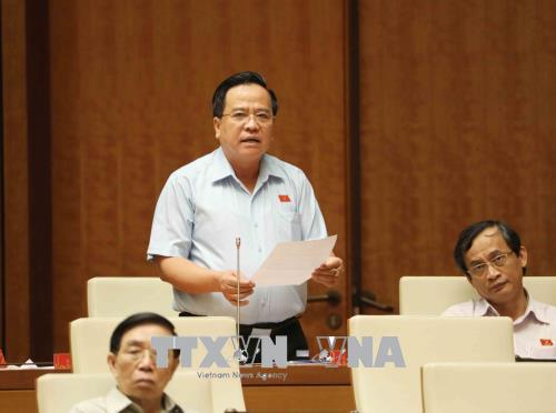 Đại biểu Nguyễn Thanh Xuân (Cần Thơ) chất vấn: Việc thực hiện Nghị quyết  120/NQCP về phát triển ĐBSCL thích ứng với biến đổi khí hậu triển khai chậm, Chính phủ có ưu tiên gì để phát triển vùng?
Phó Thủ tướng cho biết: Chính phủ đã quan tâm tới lĩnh vực này, Thủ tướng đã đi trực thăng để quan sát toàn bộ 13 tỉnh ĐBSCL, mời các nhà khoa học đến tham gia góp ý. Quan điểm của Chính phủ về phát triển ĐBSCL gắn với thích ứng với biến đổi khí hậu, trong đó quản lý tài nguyên nước, chống xói lở bờ sông, bờ biển, có không gian cho bờ song, quy hoạch tổng thể đô thị hóa ĐBSCL.
Về nông nghiệp tái cơ cấu theo vùng nước mặn, nước lợ và nước ngọt. Có các đề án liên quan tới các tiểu vùng. 
Về nguồn lực, Thủ tướng ưu tiên cấp 1.500 tỷ đồng để hỗ trợ những bất cập nhất liên quan tới sạt lở, di dời dân khỏi vùng sạt lở. Xin Quốc hội cho phép bổ sung 1.000 tỷ đồng, ngoài ra còn dự án ODA cho các dự án thuộc lĩnh vực trên.