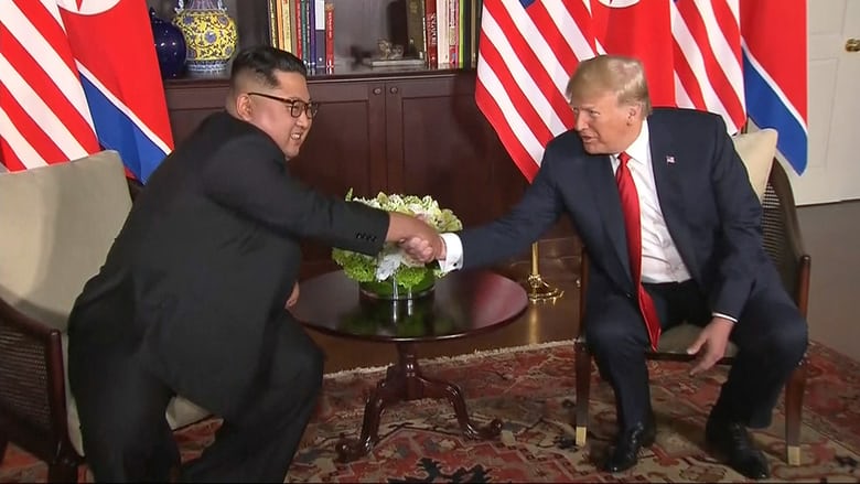 Tổng thống Donald Trump và nhà lãnh đạo Kim Jong Un hiện đang hội đàm kín với sự tham gia của 2 phiên dịch viên. Sau khoảng 40 phút, hai bên sẽ tiến hành họp mở rộng đến 10h sáng theo giờ địa phương (tức 11h giờ VN) trước khi ăn trưa vào 11h30. Chương trình Hội nghị thượng đỉnh lịch sử dự kiến kết thúc trong buổi chiều nhưng chưa được thông báo chính xác thời điểm.

Dự kiến Tổng thống Trump sẽ có cuộc họp báo vào 16h theo giờ địa phương (17h giờ VN). Chiếc chuyên cơ Không lực Một sau đó sẽ rời Singapore vào đầu giờ tối, khoảng 19h theo giờ địa phương.