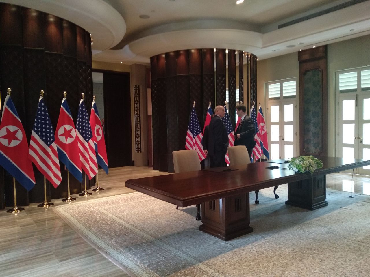 Tổng thống Trump và nhà lãnh đạo Kim Jong-un sẽ ký một văn kiện quan trọng. Theo các quan chức Mỹ, hai bên sẽ ký một bản ghi nhớ để xác nhận những tiến triển đạt được tại Hội nghị Thượng đỉnh ở Sentosa, Singapore, đồng thời cam kết duy trì động lực hiện nay.