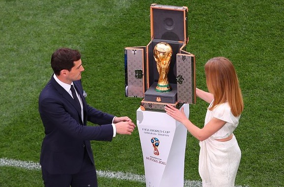 Cựu đội trưởng đội Tây Ban Nha Casillas, người mẫu Vodianova đem cúp vàng World Cup tới sân vận động  Luzhniki.