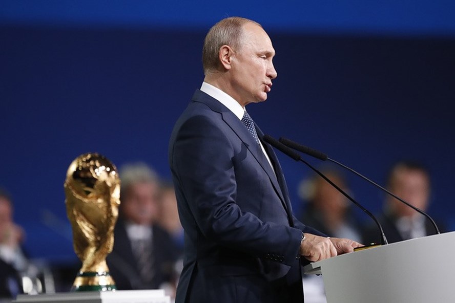 Tổng thống Nga Vladimir Putin xuất hiện và đang đọc diễn văn khai mạc World Cup 2018.