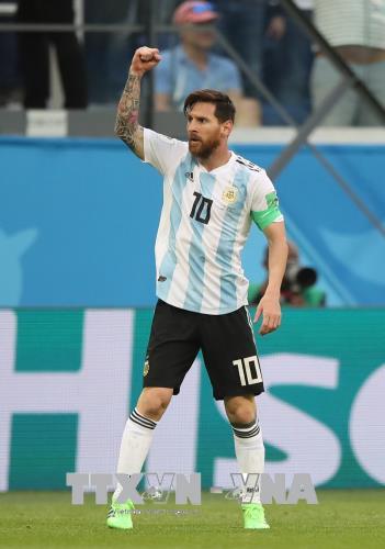 Ngắm nhìn Argentina World Cup đầy hứng khởi và sự đam mê. Cùng nhau cổ vũ cho đội tuyển này và những cầu thủ tài ba như Messi khi họ đang chiến đấu trên sân để giành chiến thắng với mục tiêu vô địch.