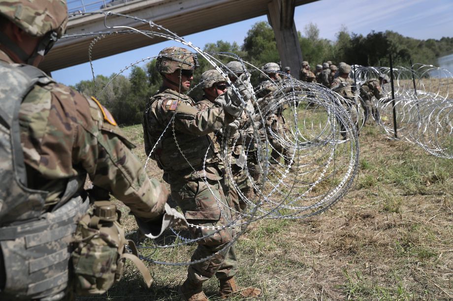 Lính Mỹ dựng trùng trùng rào thép gai ngăn đoàn người nhập cư ...
