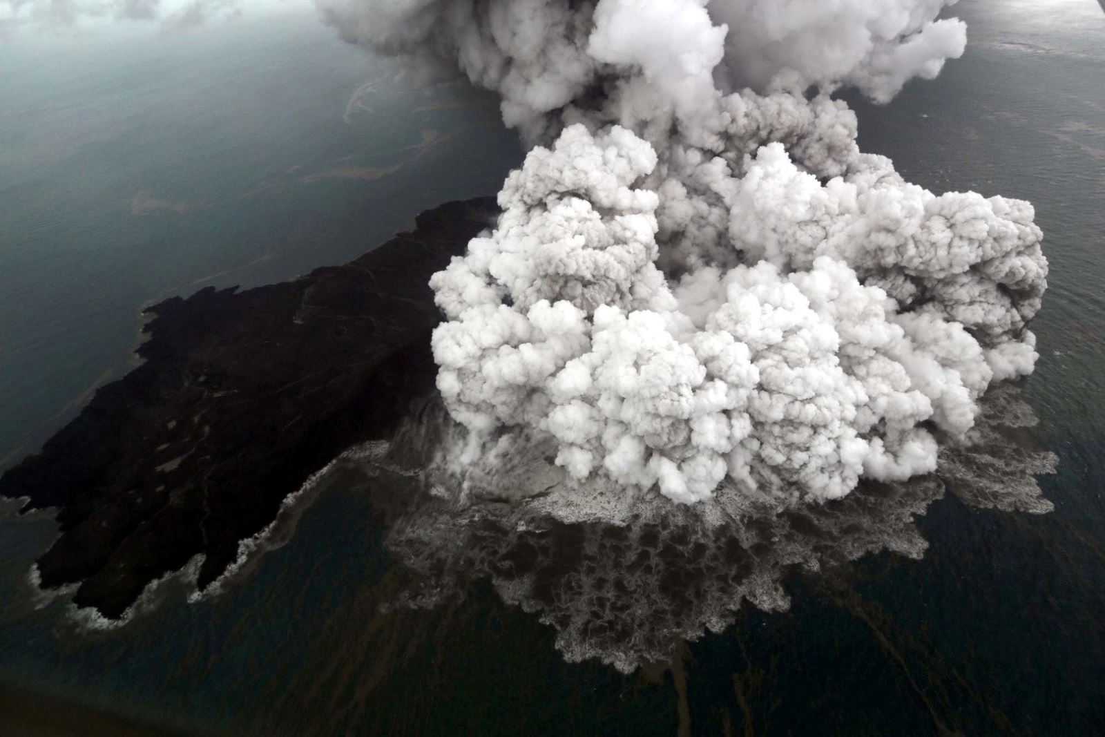 Video núi lửa Krakatau Con sôi sục, đe dọa cơn sóng thần mới tấn ...