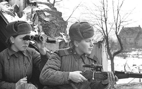 Roza Shanina: Nữ xạ thủ Roza Shanina được biết đến với những chiến tích anh dũng trong Thế chiến II. Với tài bắn súng thuộc loại tốt nhất thế giới, cô đã tham gia trang bị các tiểu đội phòng thủ tại Leningrad. Đây là một hình ảnh rất đáng để người ta tìm hiểu và học tập.