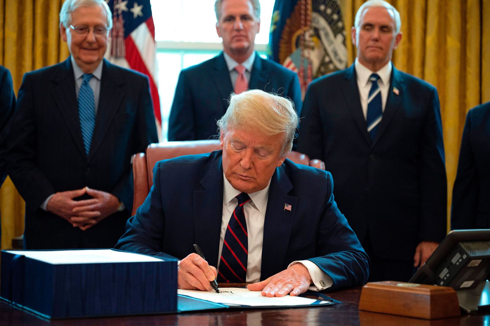 Tổng thống Trump ký dự luật gói hỗ trợ 2.000 tỷ USD