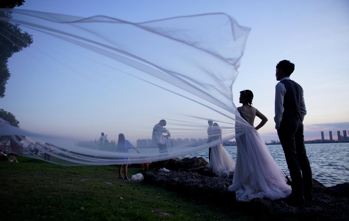 Đám cưới Hà Đức Chinh: Cô dâu diện váy cưới gần 400 triệu.