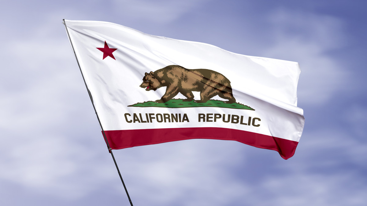 California độc lập: Hình ảnh về California độc lập mang đến một bức tranh tươi sáng và hoàn toàn khác biệt với thực tế hiện tại. Tưởng tượng về một California hoàn toàn độc lập và đang tiến bước vào một tương lai tươi sáng. Xem hình ảnh này và đắm mình trong cảm giác tự do và độc lập.
