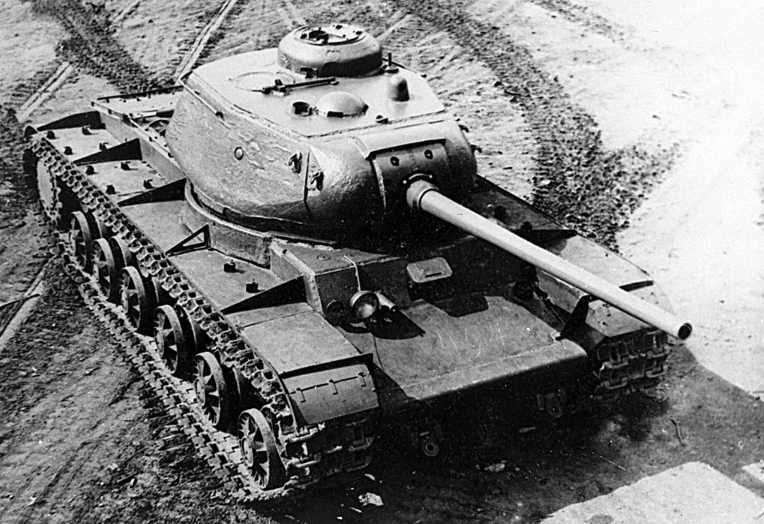 Cỗ xe tăng anh hùng: Những chiếc xe tăng đầy sức mạnh, trang bị vũ khí hiện đại và đầy bản lĩnh đã góp phần không nhỏ vào thành quả chiến thắng của quân đội. Xem ảnh để thấy sự vĩ đại của họ.