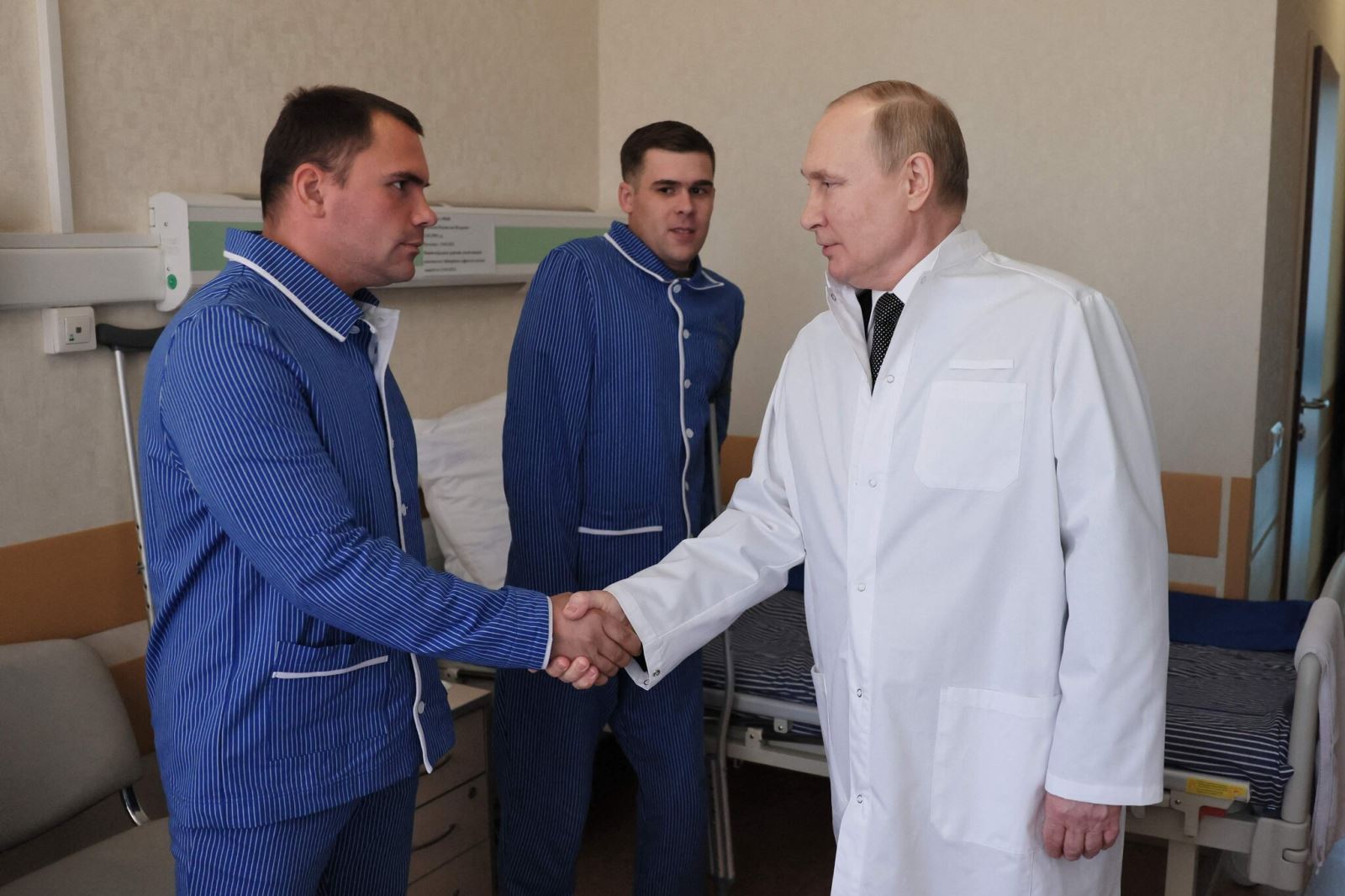 Tổng thống Nga Vladimir Putin thăm các binh sĩ bị thương trong chiến dịch quân sự ở Ukraine tại Bệnh viện Quân y Mandryk. Ảnh: Sputnik