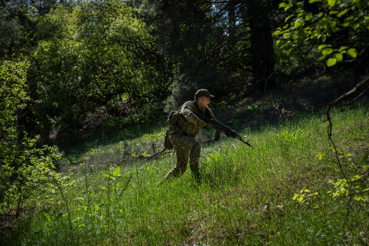 Theo chân Vệ binh Quốc gia Ukraine luyện chiến thuật tấn công dưới ...